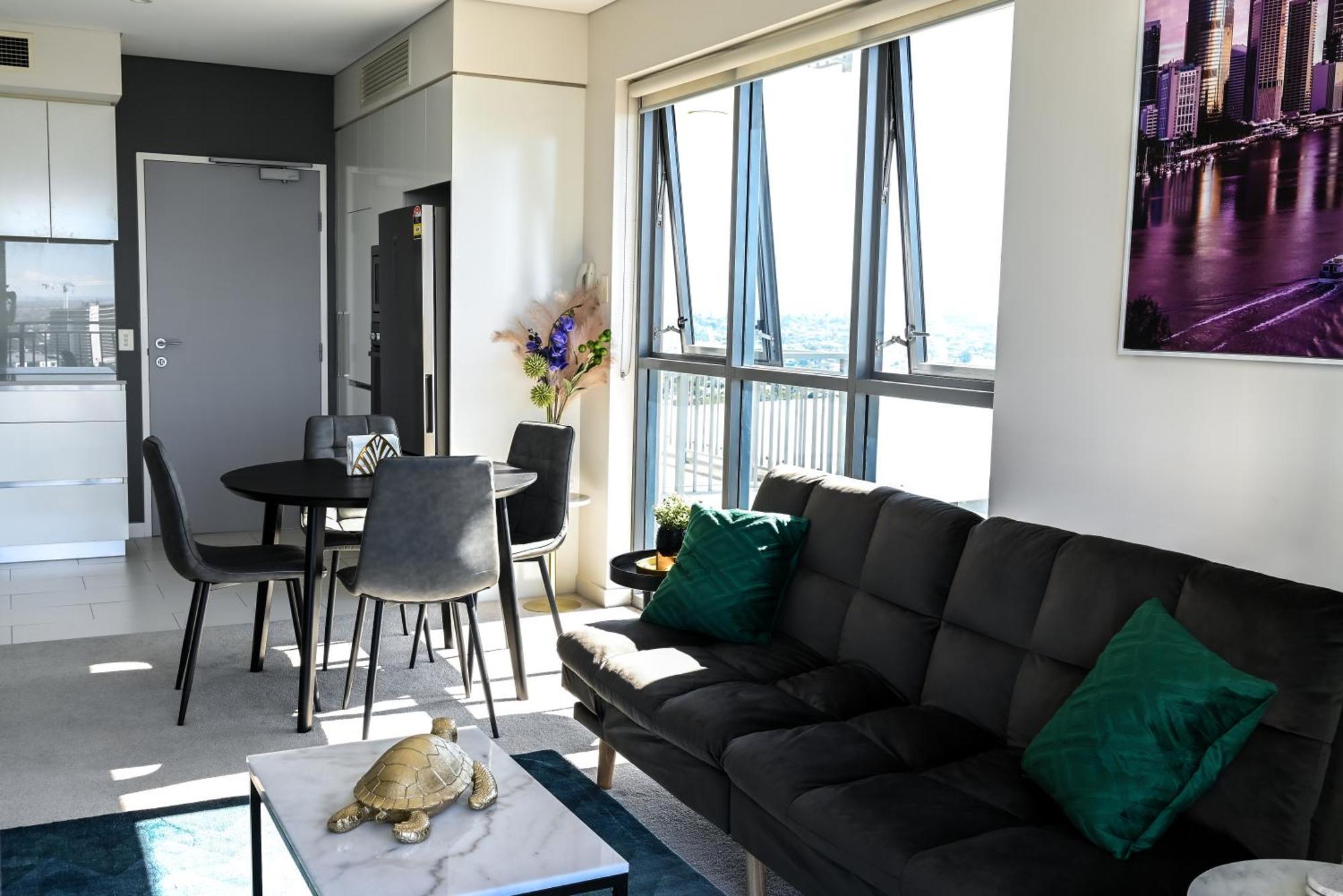 River View In With Parking Apartment *