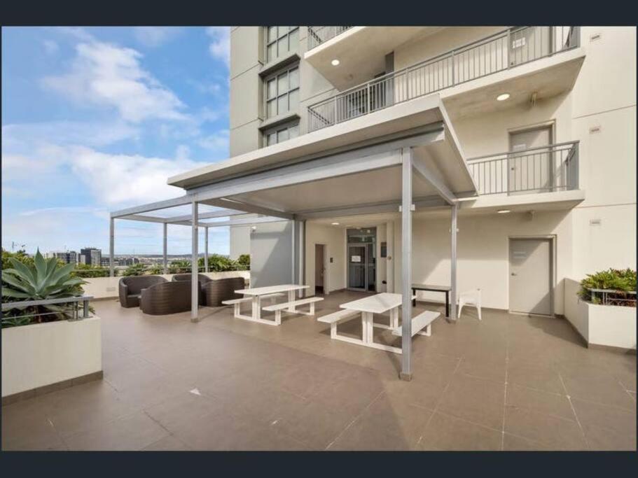Apartment River View In With Parking *